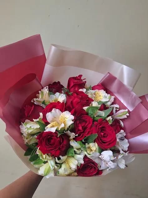 Sinfonía Clásica (Rosas & Alstroemerias)